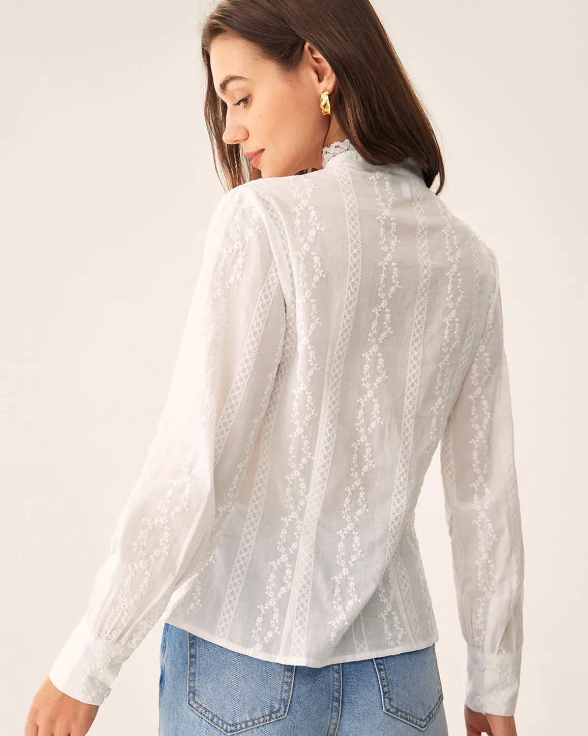 White Embroidery Round Neck Shirt